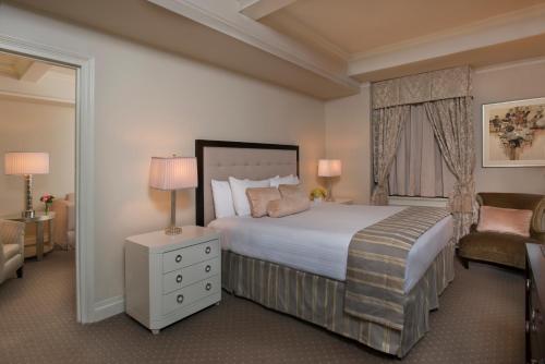 Suite Premier de 1 dormitorio con cama extragrande del hotel THE WARWICK NEW YORK HOTEL