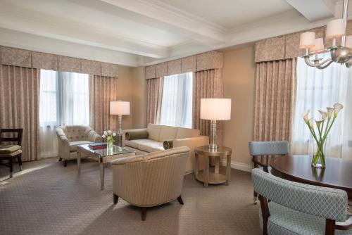Suite On the Avenue de 1 dormitorio con cama extragrande del hotel THE WARWICK NEW YORK HOTEL