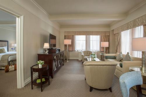 Suite On the Avenue de 1 dormitorio con cama extragrande del hotel THE WARWICK NEW YORK HOTEL. Foto 1