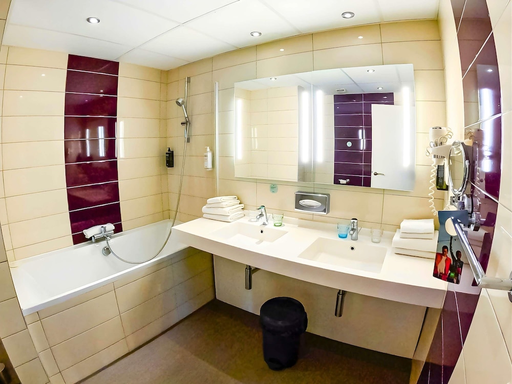 Suite estándar con 1 cama doble y 1 sofá - cama doble del hotel Ibis Styles Montbeliard Centre Velotte. Foto 4