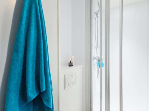 Habitación Cabrio con baño privado. Novedad #ontheroad del hotel Hotelf1 Avranches Baie Du Mont Saint Michel. Foto 12