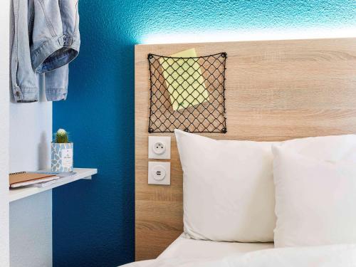 Habitación Cabrio con baño privado. Novedad #ontheroad del hotel Hotelf1 Avranches Baie Du Mont Saint Michel. Foto 14