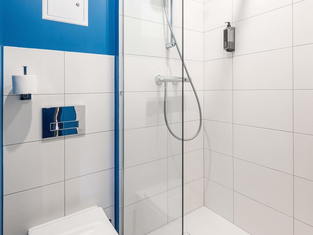 Habitación TRIPLE con una cama de gran tamaño y litera del hotel Ibis Budget Mâcon Nord