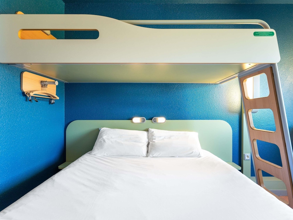 Habitación TRIPLE con una cama de gran tamaño y litera del hotel Ibis Budget Mâcon Nord. Foto 1