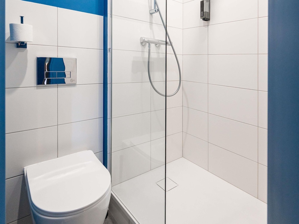 Habitación TRIPLE con una cama de gran tamaño y litera del hotel Ibis Budget Mâcon Nord. Foto 3