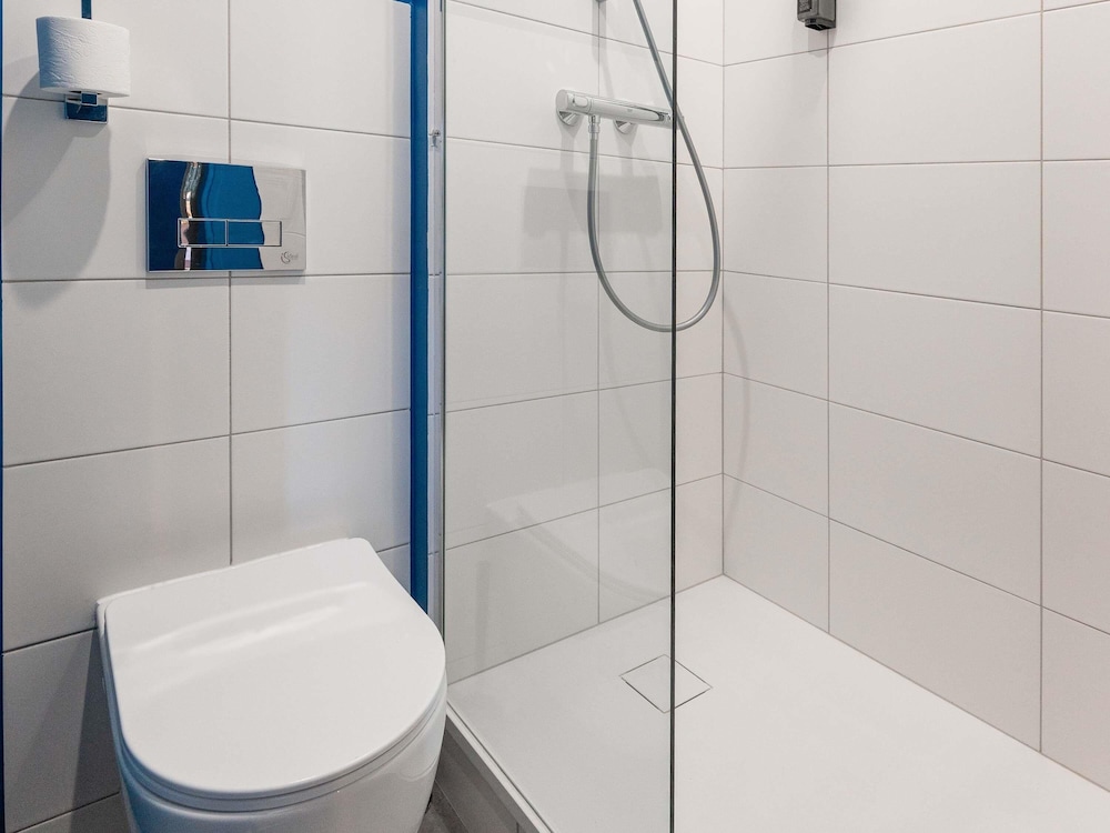 Habitación TRIPLE con una cama de gran tamaño y litera del hotel Ibis Budget Mâcon Nord. Foto 5