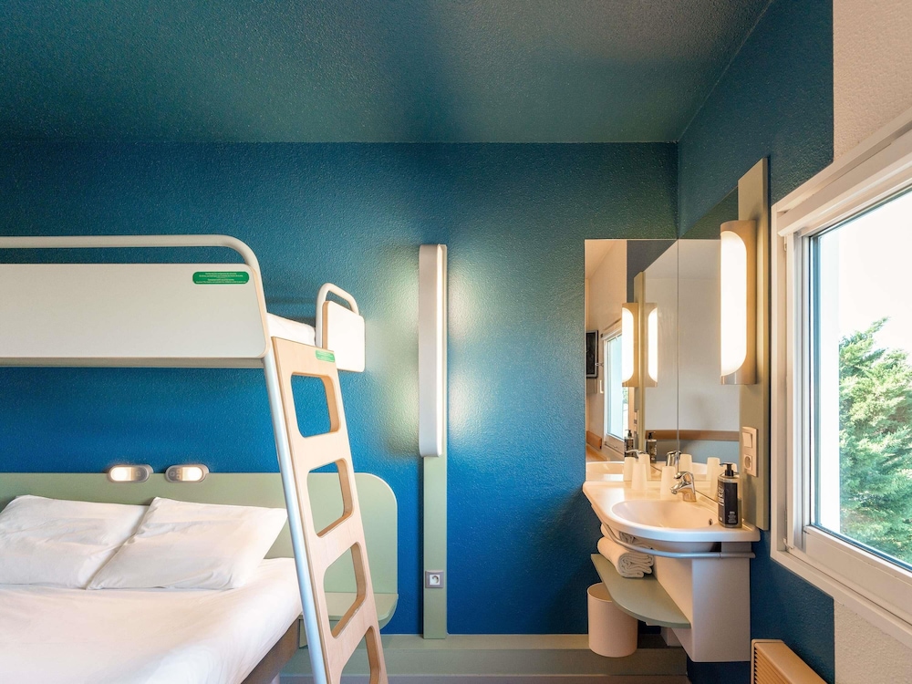 Habitación TRIPLE con una cama de gran tamaño y litera del hotel Ibis Budget Mâcon Nord. Foto 6