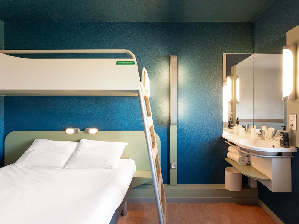 Habitación TRIPLE con una cama de gran tamaño y litera del hotel Ibis Budget Mâcon Nord. Foto 7