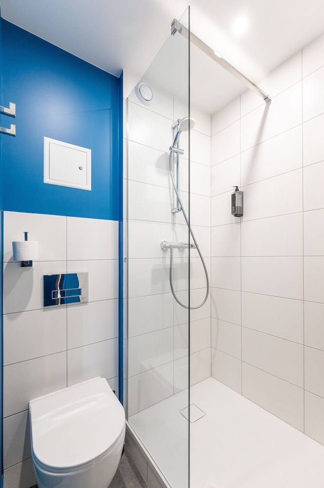 Habitación TRIPLE con una cama de gran tamaño y litera del hotel Ibis Budget Mâcon Nord. Foto 8
