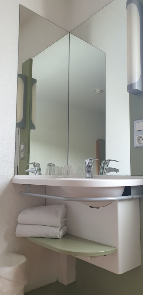 Habitación TRIPLE con una cama de gran tamaño y litera del hotel Ibis Budget Mâcon Nord. Foto 9