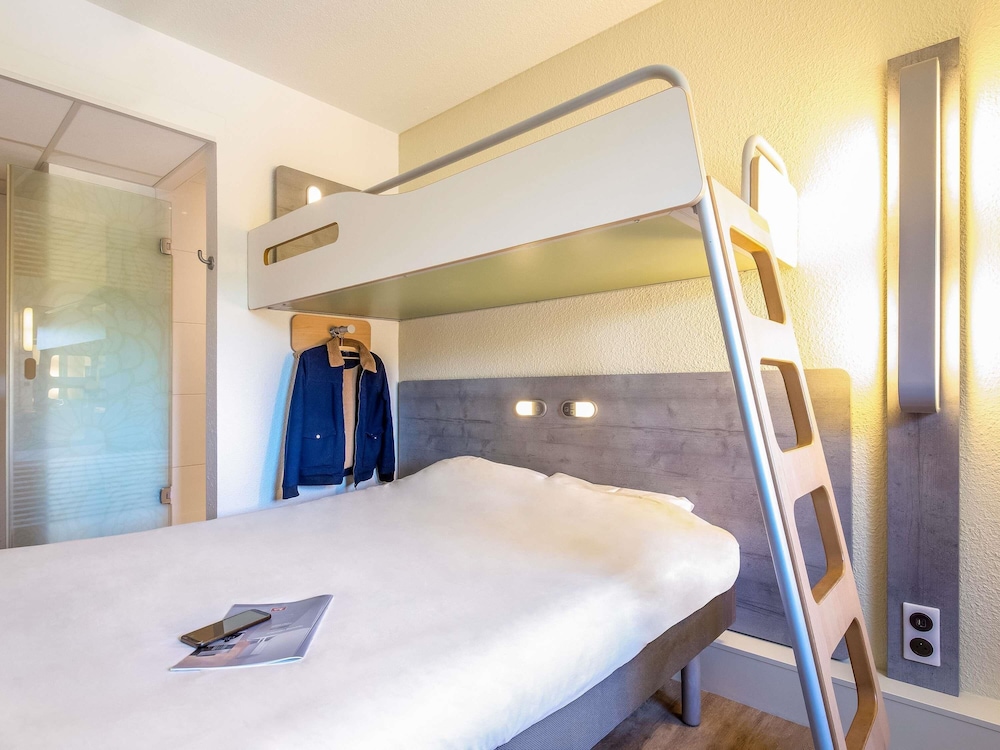 Habitación triple con una cama de gran tamaño y una cama en litera del hotel Ibis Budget Fréjus Saint-raphaël Capitou A8