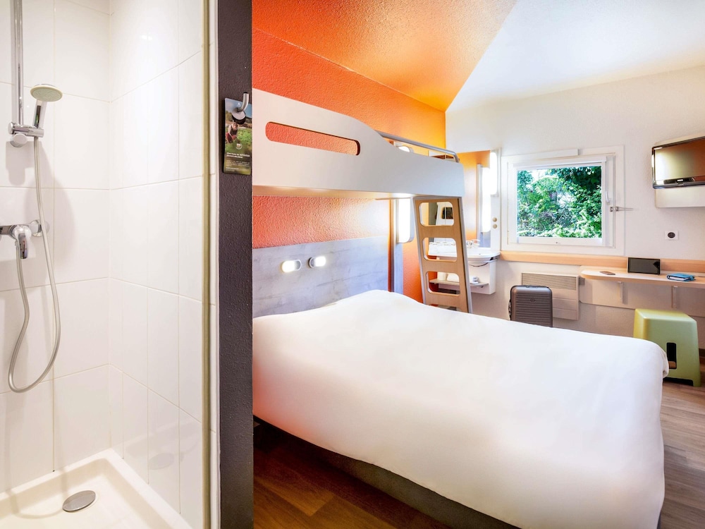 Habitación triple con una cama de gran tamaño y una cama en litera del hotel Ibis Budget Fréjus Saint-raphaël Capitou A8. Foto 4