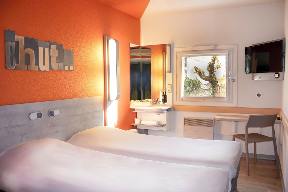 DOS CAMAS INDIVIDUALES. Habitación con dos camas individuales del hotel Ibis Budget Fréjus Saint-raphaël Capitou A8. Foto 3