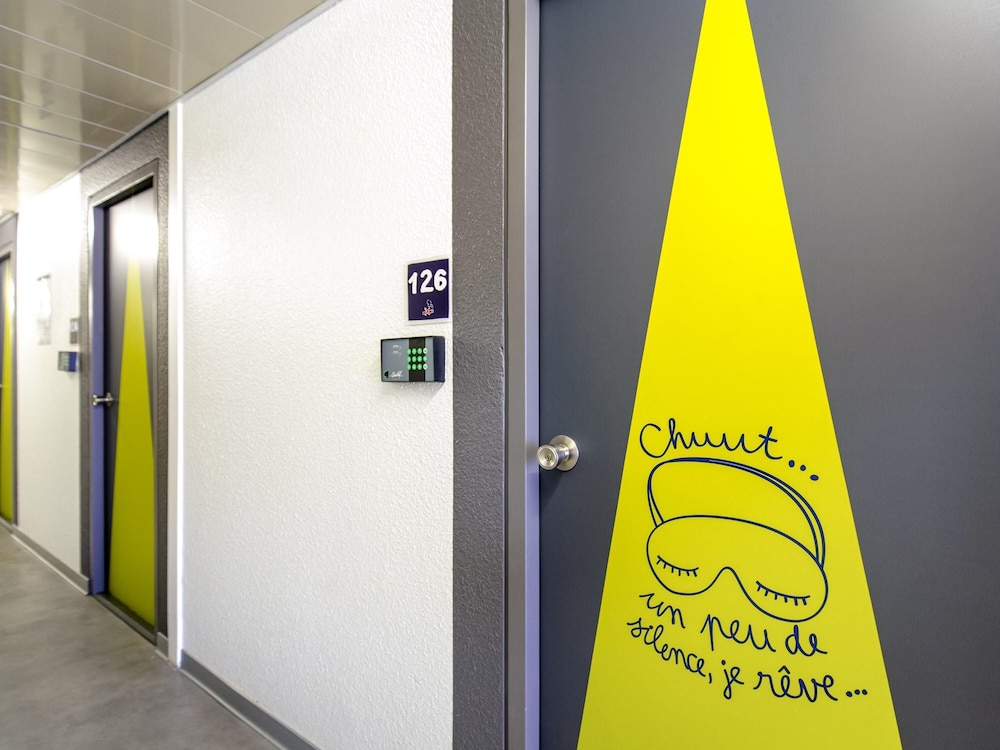 DOS CAMAS INDIVIDUALES. Habitación con dos camas individuales del hotel Ibis Budget Fréjus Saint-raphaël Capitou A8. Foto 4