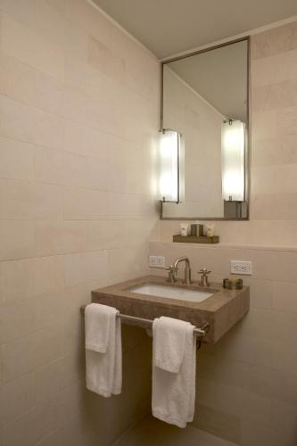 Habitación Doble con 2 camas grandes del hotel Club Wyndham Midtown 45. Foto 4
