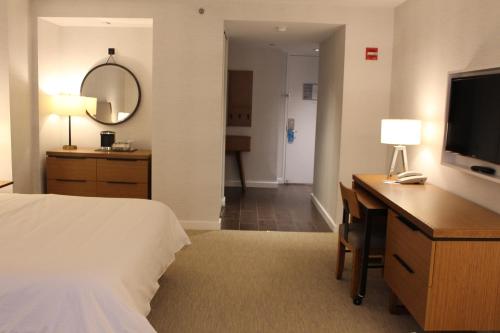 Habitación Deluxe con cama extragrande del hotel Club Wyndham Midtown 45. Foto 4