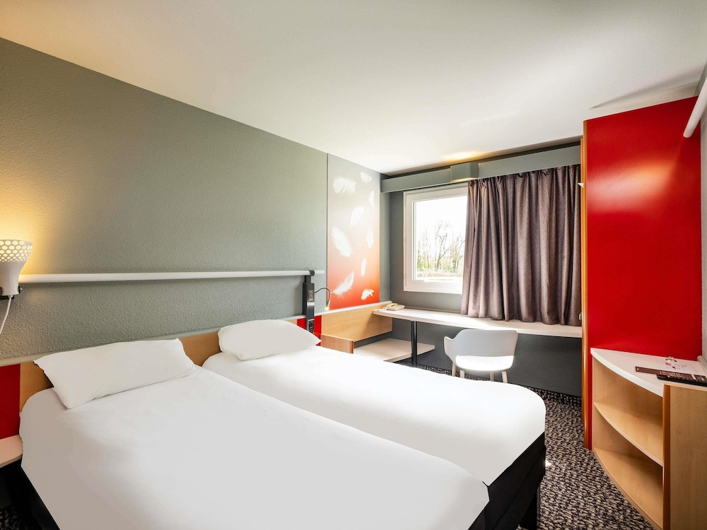 Habitación estándar con dos camas individuales del hotel Ibis Amboise. Foto 4