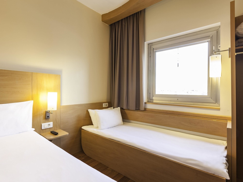Habitación estándar con una cama doble y una cama individual del hotel Ibis Amboise. Foto 1