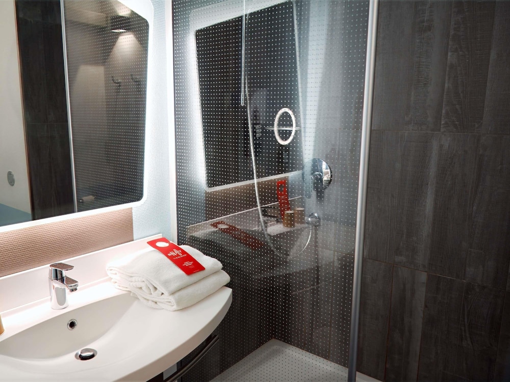 Habitación estándar con una cama doble y una cama individual del hotel Ibis Amboise. Foto 4