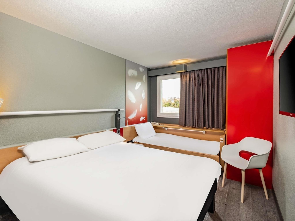 Habitación estándar con una cama doble y una cama individual del hotel Ibis Amboise. Foto 5