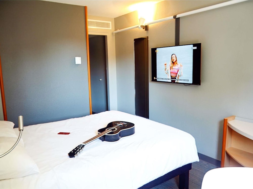 Habitación estándar con una cama doble y una cama individual del hotel Ibis Amboise. Foto 6