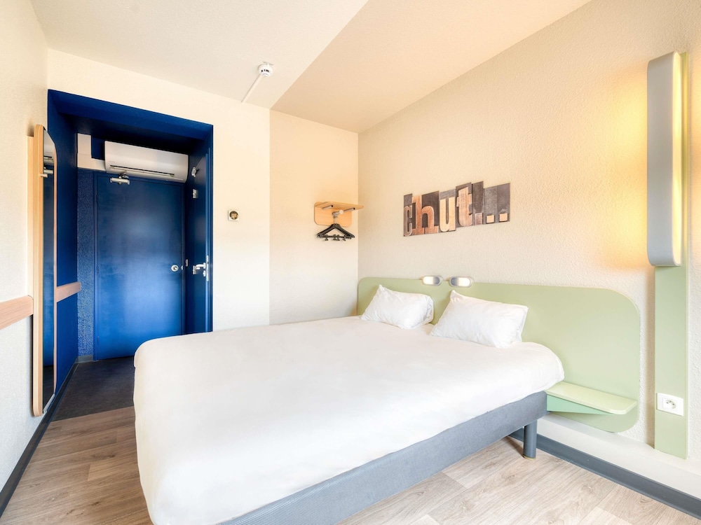 DOBLE - Habitación con una cama grande del hotel Ibis Budget Versailles - Trappes. Foto 1