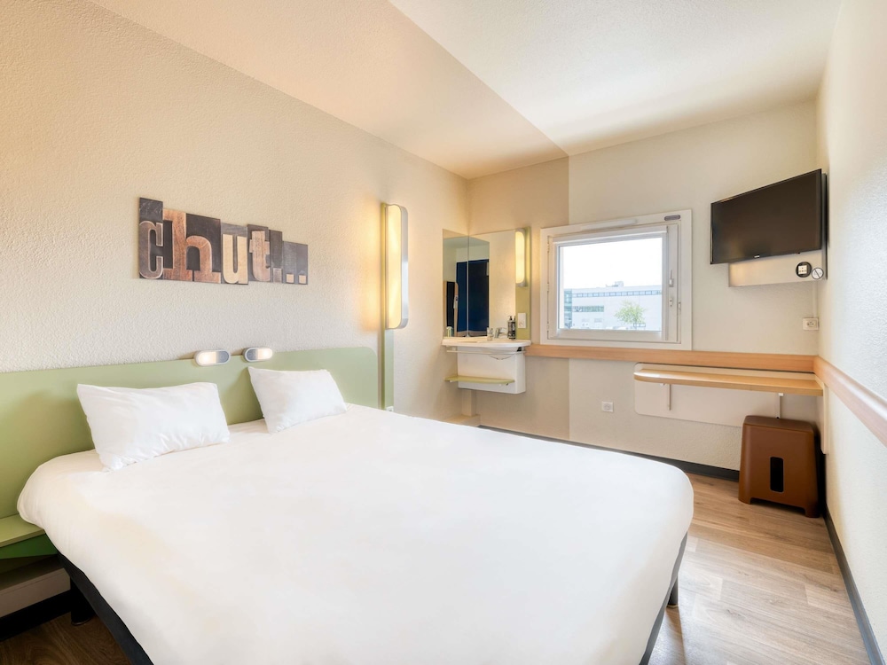 DOBLE - Habitación con una cama grande del hotel Ibis Budget Versailles - Trappes. Foto 2