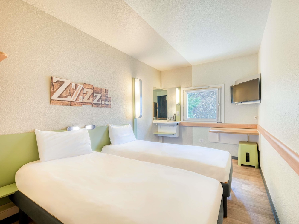 MATRIMONIAL - Habitación con camas individuales del hotel Ibis Budget Versailles - Trappes. Foto 1