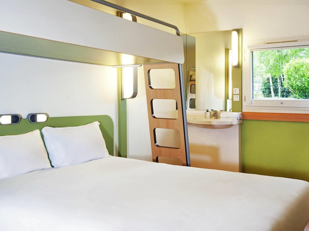 TRIPLE - Habitación con una cama grande y una cama litera del hotel Ibis Budget Versailles - Trappes