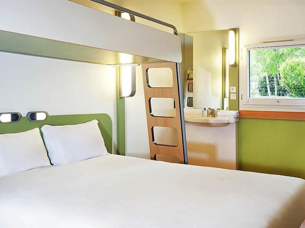 TRIPLE - Habitación con una cama grande y una cama litera del hotel Ibis Budget Versailles - Trappes. Foto 2