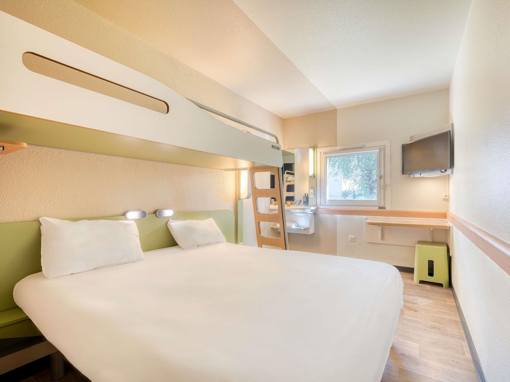TRIPLE - Habitación con una cama grande y una cama litera del hotel Ibis Budget Versailles - Trappes. Foto 3
