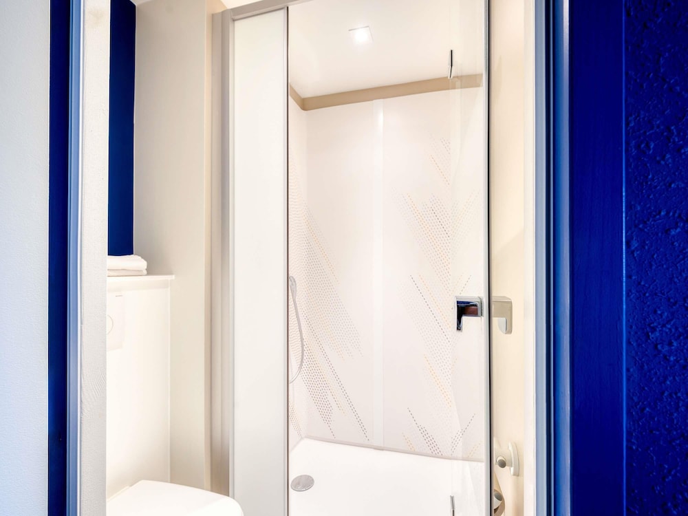 TRIPLE - Habitación con una cama grande y una cama litera del hotel Ibis Budget Versailles - Trappes. Foto 4