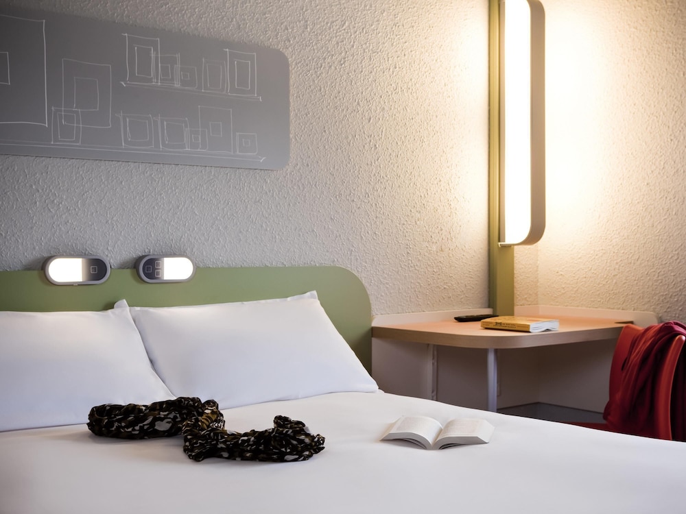 Habitación doble con cama de gran tamaño del hotel Ibis Budget Pontault Combault Rn4 Marne La Vallée