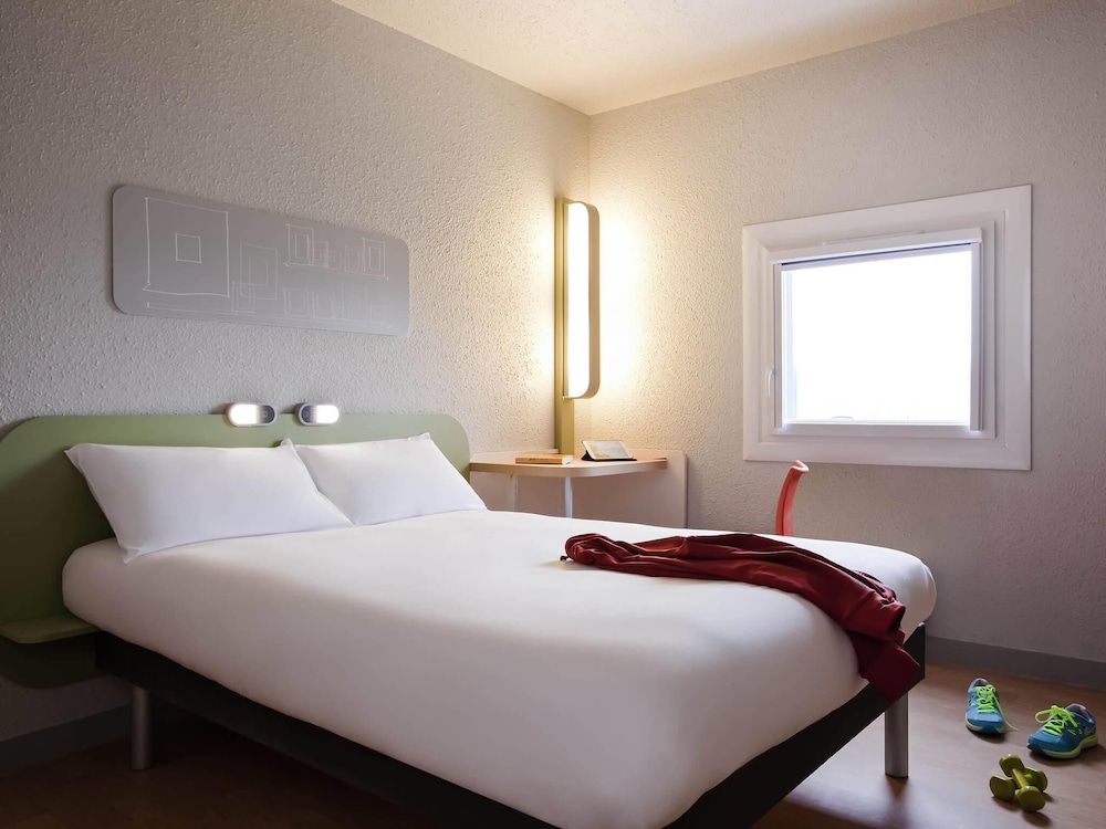 Habitación doble con cama de gran tamaño del hotel Ibis Budget Pontault Combault Rn4 Marne La Vallée. Foto 4