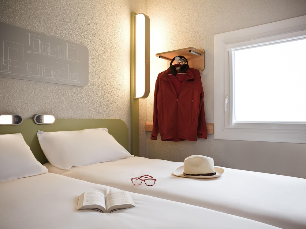 Habitación con dos camas individuales del hotel Ibis Budget Pontault Combault Rn4 Marne La Vallée