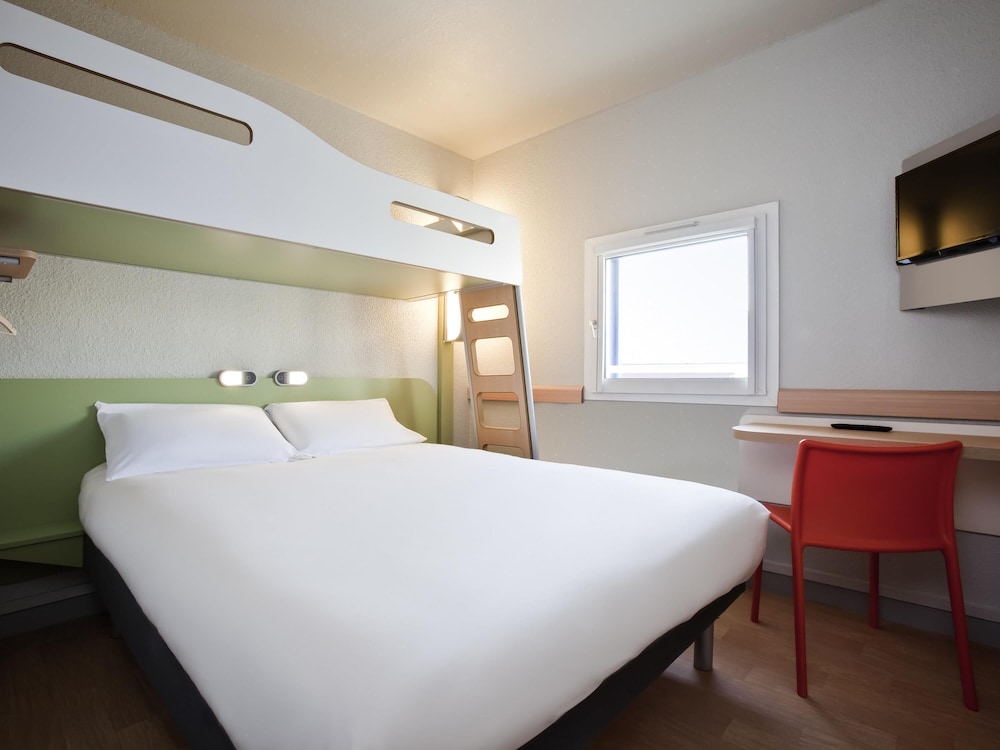 Habitación con dos camas individuales del hotel Ibis Budget Pontault Combault Rn4 Marne La Vallée. Foto 1