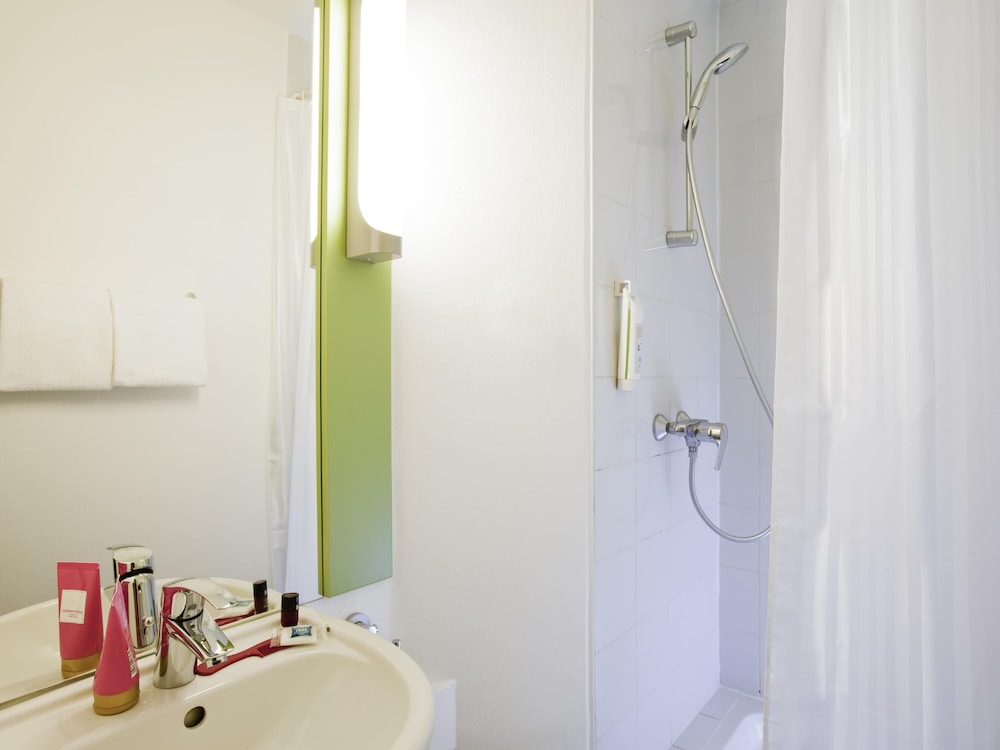 Habitación con dos camas individuales del hotel Ibis Budget Pontault Combault Rn4 Marne La Vallée. Foto 3