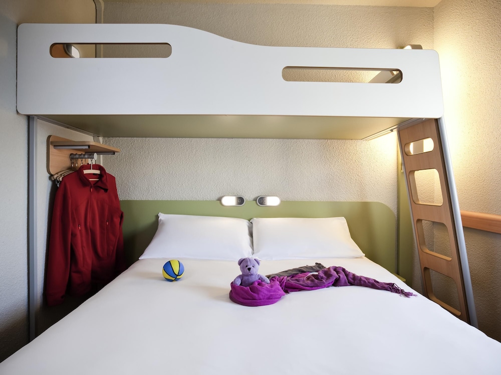 Habitación triple con amplia cama doble y litera del hotel Ibis Budget Pontault Combault Rn4 Marne La Vallée
