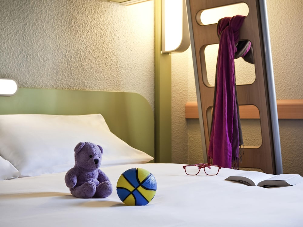Habitación triple con amplia cama doble y litera del hotel Ibis Budget Pontault Combault Rn4 Marne La Vallée. Foto 5