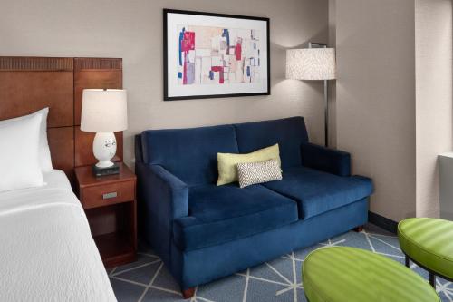 Habitación amplia con cama extragrande y ducha accesible en silla de ruedas - Adaptada para personas con movilidad reducida y discapacidad auditiva del hotel Courtyard New York Manhattan/Midtown East. Foto 6