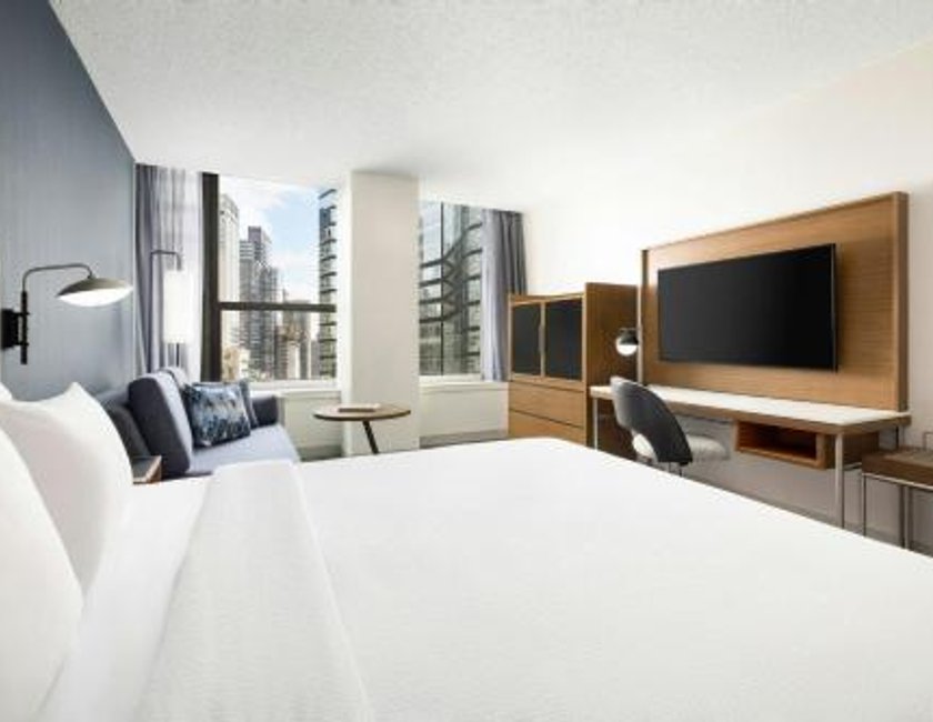 Habitación Deluxe en la planta superior, adaptada para personas con movilidad reducida y discapacidad auditiva, con bañera y sofá cama - 1 cama extragrande del hotel Courtyard New York Manhattan/Midtown East