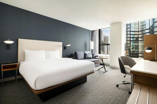 Habitación con cama extragrande. del hotel Courtyard New York Manhattan/Midtown East. Foto 10