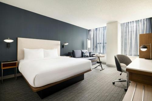 Habitación con cama extragrande. del hotel Courtyard New York Manhattan/Midtown East. Foto 11