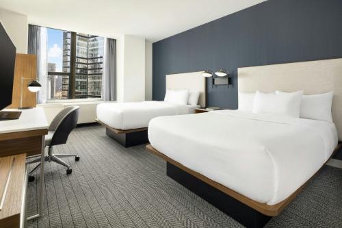 Habitación con 2 camas grandes del hotel Courtyard New York Manhattan/Midtown East. Foto 9