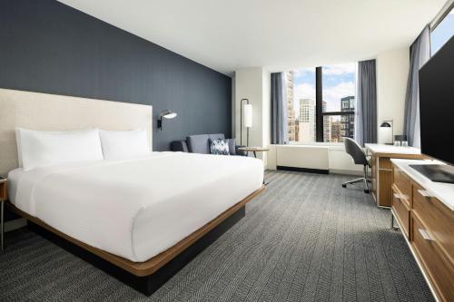 Habitación Esquinera con cama extragrande del hotel Courtyard New York Manhattan/Midtown East