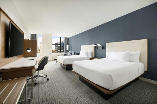 Habitación Doble - 2 camas dobles y sofá cama del hotel Courtyard New York Manhattan/Midtown East. Foto 8