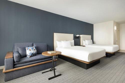 Habitación Doble - 2 camas dobles y sofá cama del hotel Courtyard New York Manhattan/Midtown East. Foto 9