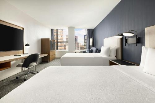 Habitación Doble - 2 camas dobles y sofá cama del hotel Courtyard New York Manhattan/Midtown East. Foto 12