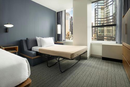 Habitación Doble - 2 camas dobles y sofá cama del hotel Courtyard New York Manhattan/Midtown East. Foto 13