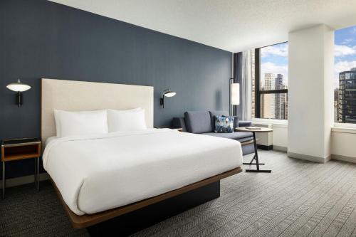 Habitación con cama extragrande y vistas a la ciudad del hotel Courtyard New York Manhattan/Midtown East. Foto 1